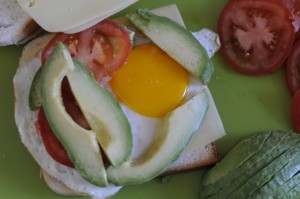 Croque-monsieur : recette à base d’avocat, oeuf, tomates, fromages : en cours