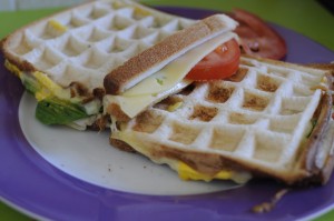 Croque-monsieur : recette à base d’avocat, oeuf, tomates, fromages : servi