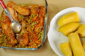 Pilons de poulets aux petits pois accompagnés de bananes plantains