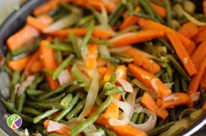 Poêlée de haricots verts à l’ail, aux carottes et à l’oignon