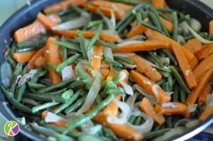 Poêlée de haricots verts à l’ail, aux carottes et à l’oignon