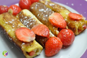 Une recette de pains perdus roulés à la fraise, du sucre glace.