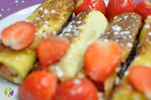 Une recette de pains perdus roulés à la fraise, du sucre glace.