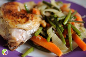 Poêlée de haricots verts à l’ail, aux carottes et à l’oignon avec du Poulet