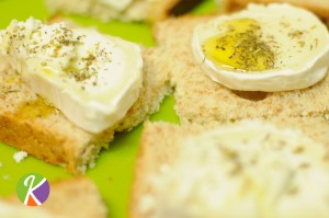 Recette Toast au fromage de chèvre, herbes de Provence, miel, huile d'olive dressage : beurre, fromage, huile d'olive, herbes de provence