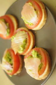 Toast canapé au saumon fumé avocat tomate