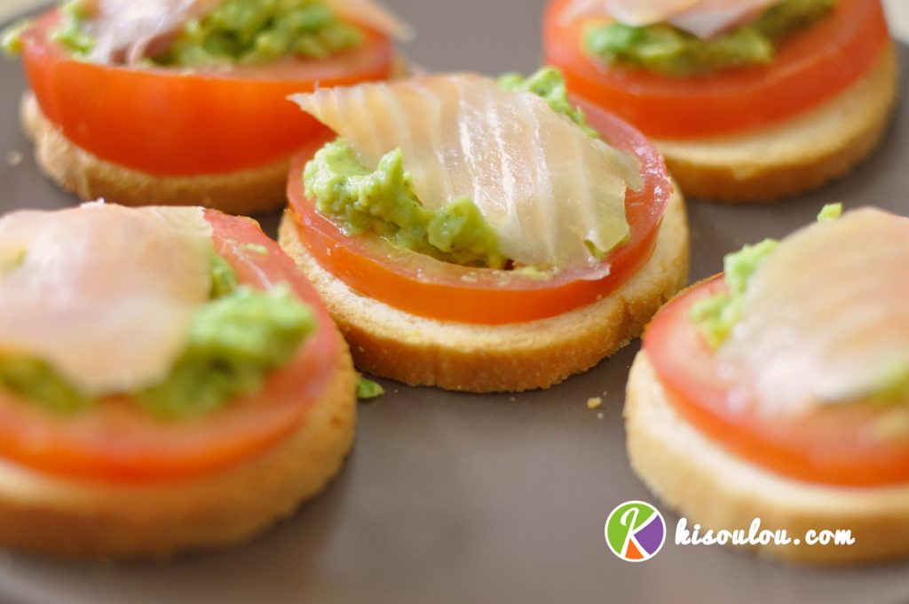 Savourez toast canapé au saumon fumé tomate avocat