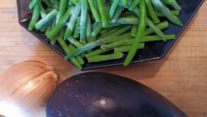 Ingrédients, recette de poêlée de légumes aubergine haricots verts oignon