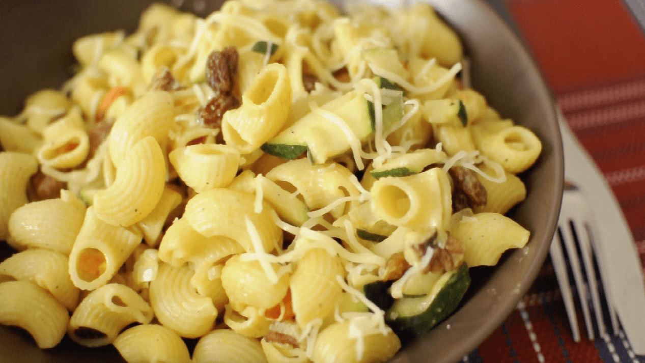 Savourez notre recette végétarienne de pâtes aux courgettes, au mélange de noix, raisins, noisettes, amandes blanchies, noix de cajou
