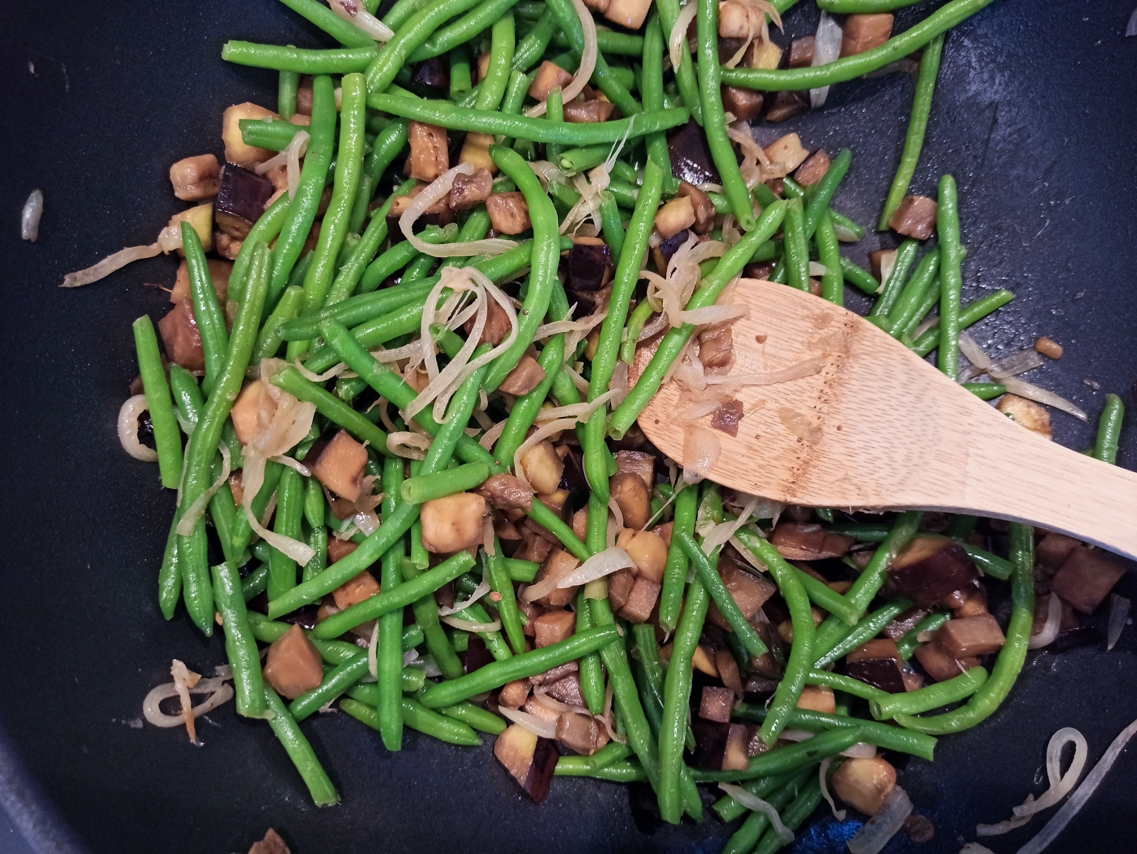Une poêlée de légumes rapide avec seulement 3 ingrédients : aubergine, haricots verts, oignon