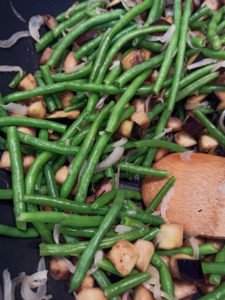 Recette de poêlée de légumes aubergine haricots verts oignon