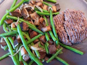 Plat, Recette de poêlée de légumes aubergine haricots verts oignon