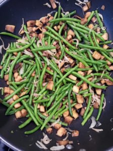 Recette de poêlée de légumes aubergine haricots verts oignon_