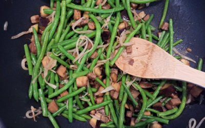 Une poêlée de légumes rapide avec seulement 3 ingrédients : aubergine, haricots verts, oignon