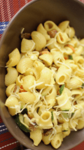 Assiette - recette végétarienne de pâtes aux courgettes, aux noix et aux raisons