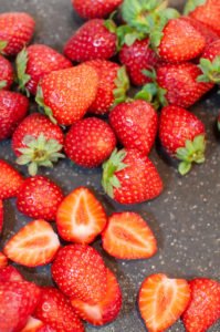 Des fraises magnifiques pour notre recette gâteau moelleux aux fraises avec son coulis de fraises par kisoulou