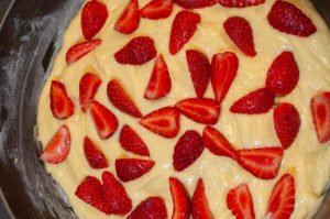 La première couche avec ses fraises de notre recette gâteau moelleux aux fraises avec son coulis de fraises par kisoulou