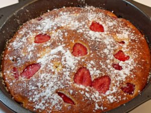 Notre gâteau moelleux aux fraises avec son coulis de fraises par kisoulou