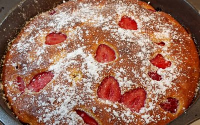 Un délicieux gâteau moelleux aux fraises avec son coulis de fraises