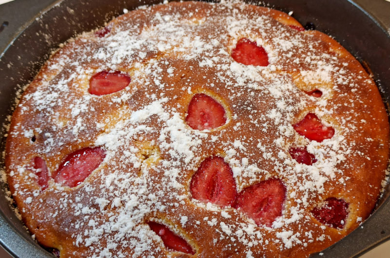 Un délicieux gâteau moelleu aux fraises avec son coulis de fraises