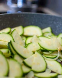 Courgette à la poêle - Craquez pour cette poêlée de légumes sautés aux courgettes ! Une poêlée de courgettes délicieuse