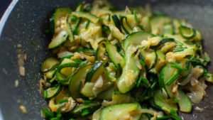 Craquez pour cette poêlée de légumes sautés aux courgettes ! Une poêlée de courgettes délicieuse