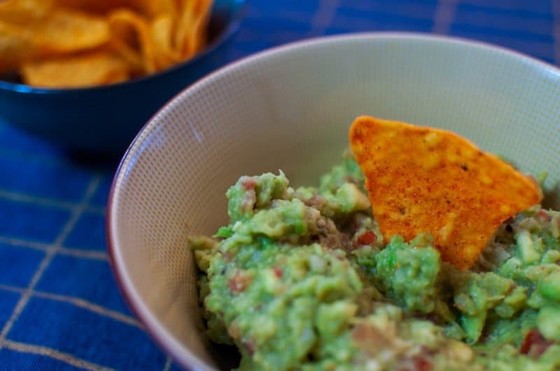 La recette parfaite de Guacamole du fait-maison à base de d'avocat, tomates et d'oignon