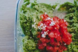 Mélange d'avocats, tomate et ail - La recette parfaite de guacamole du fait maison