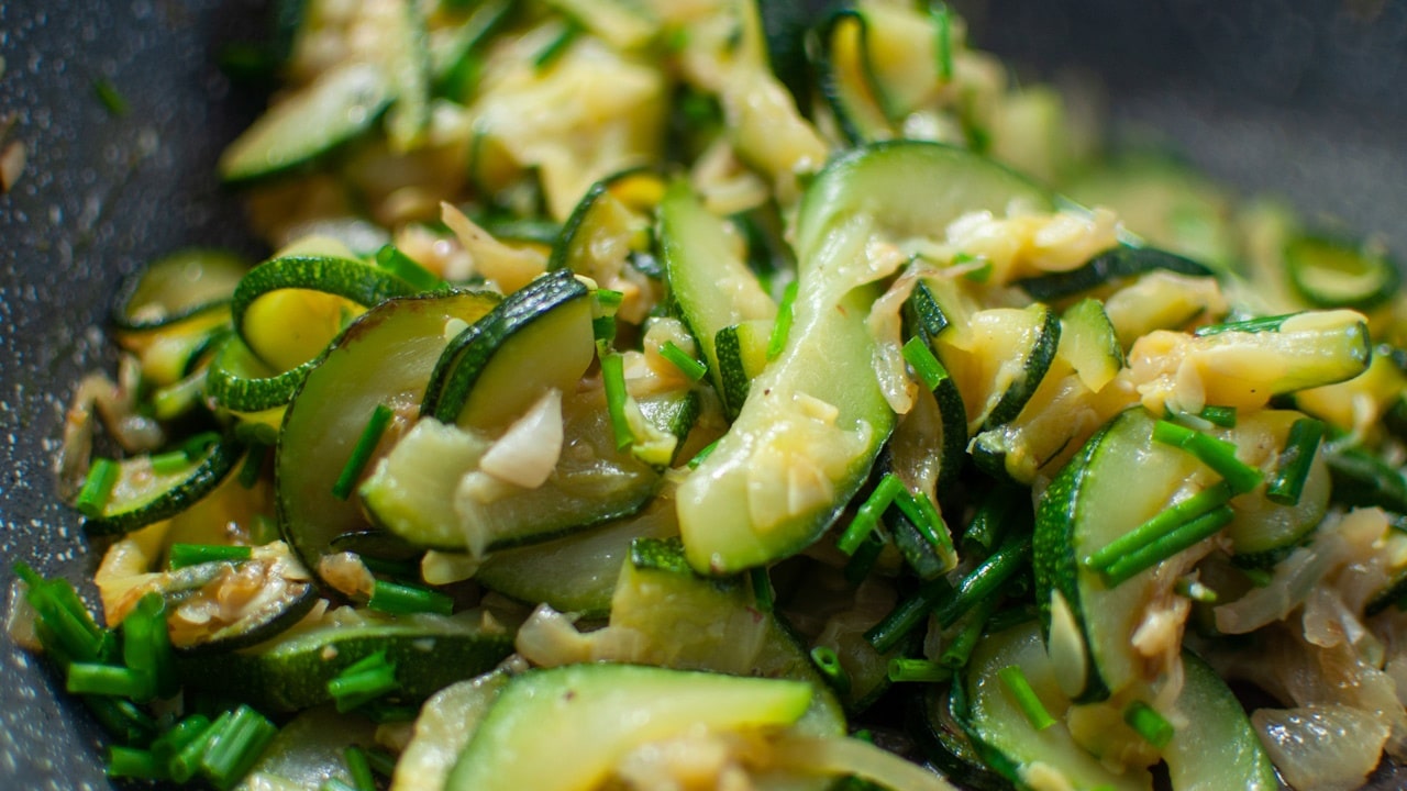 Craquez pour cette poêlée de légumes sautés aux courgettes ! Une poêlée de courgettes délicieuse