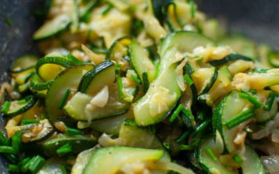 Craquez pour cette poêlée de légumes sautés aux courgettes ! Une poêlée de courgettes délicieuse