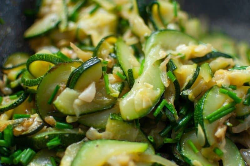 Craquez pour cette poêlée de légumes sautés aux courgettes ! Une poêlée de courgettes délicieuse