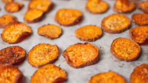 Recette de chips maison de patates douces au four