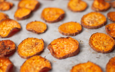 Chips croustillantes maison de patates douces au four