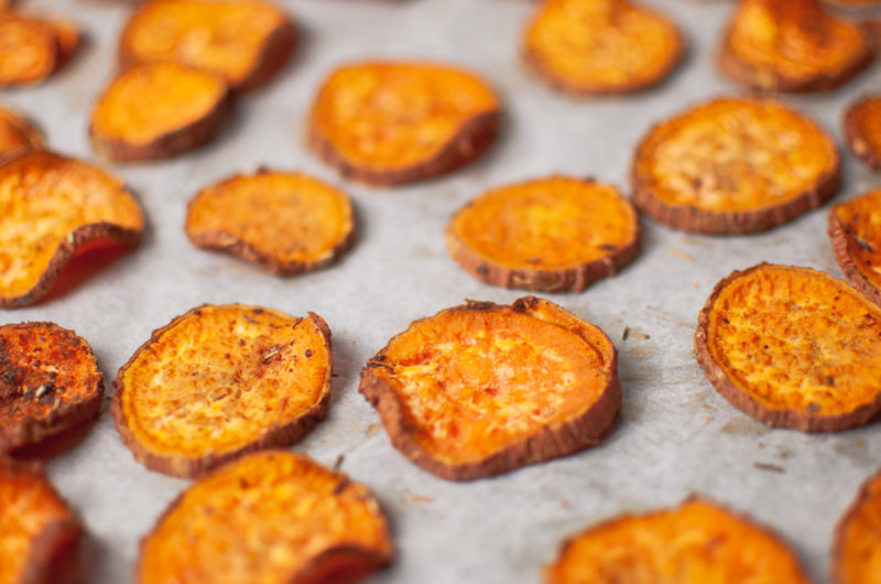 Chips croustillantes maison de patates douces au four