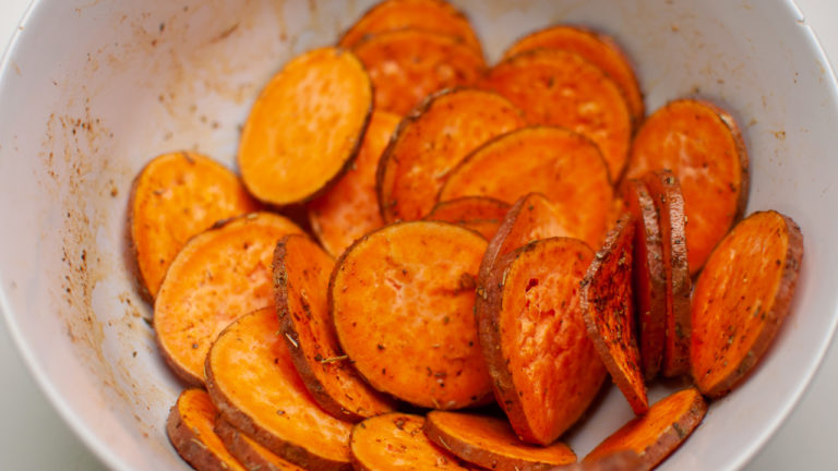 Mélange chips maison de patates douces au four