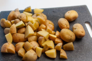Couper vos pommes de terre en morceaux de taille moyen - Recette patates douces et de pommes de terre roties au four - Kisoulou.jpg