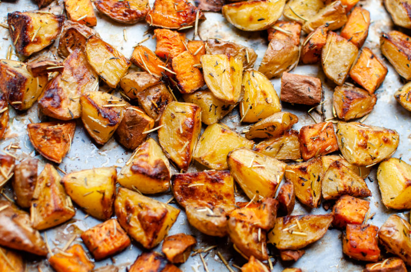 Des Patates Douces et des Pommes de Terre Rôties au Four. Régalez-vous ! 