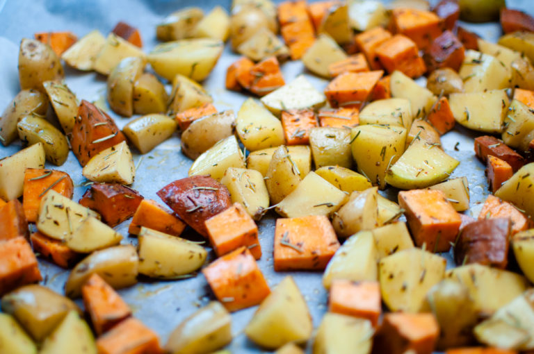 Patates douces et pommes de terre prêt pour être enfournées - Recette patates douces et de pommes de terre roties au four - Kisoulou