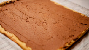 Tartiner le biscuit avec la Ganache - Bûche de Noël Chocolat Noisettes Maison.