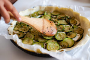 Déposer la deuxième couche des courgettes par dessus le chèvre - Recette de quiche aux courgettes au chèvre