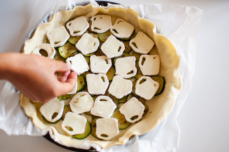 Disposer le fromage de chèvre par dessus les tranches de courgettes - Recette de quiche aux courgettes au chèvre