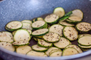 Rondelles de courgettes à la poele - Recette de quiche aux courgettes au chèvre by Kisoulou